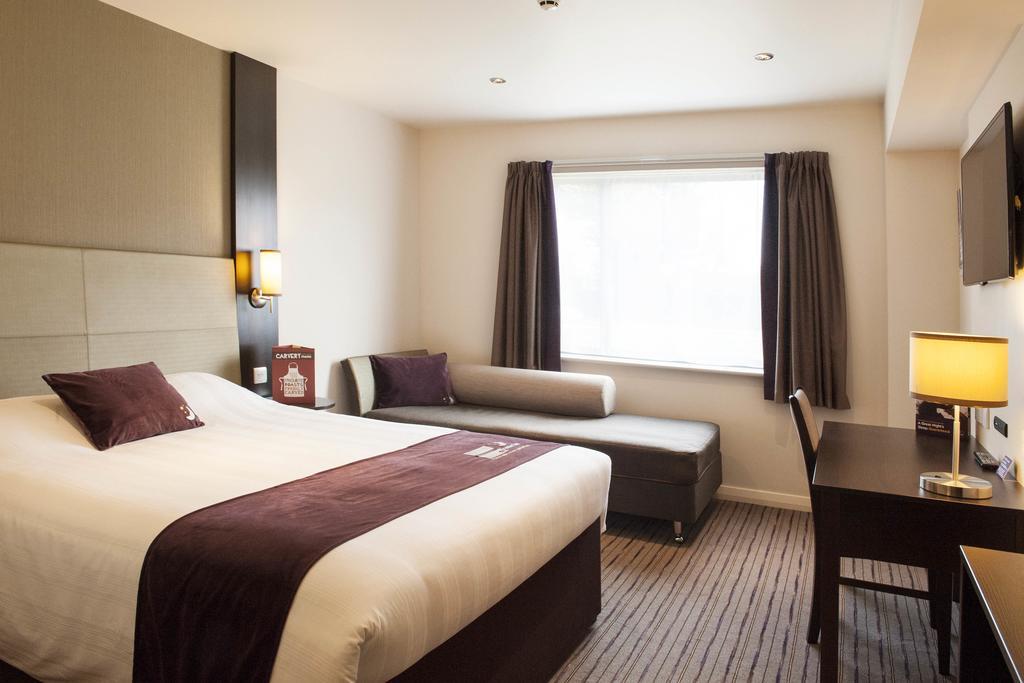 Premier Inn Oldham - Broadway Exterior foto