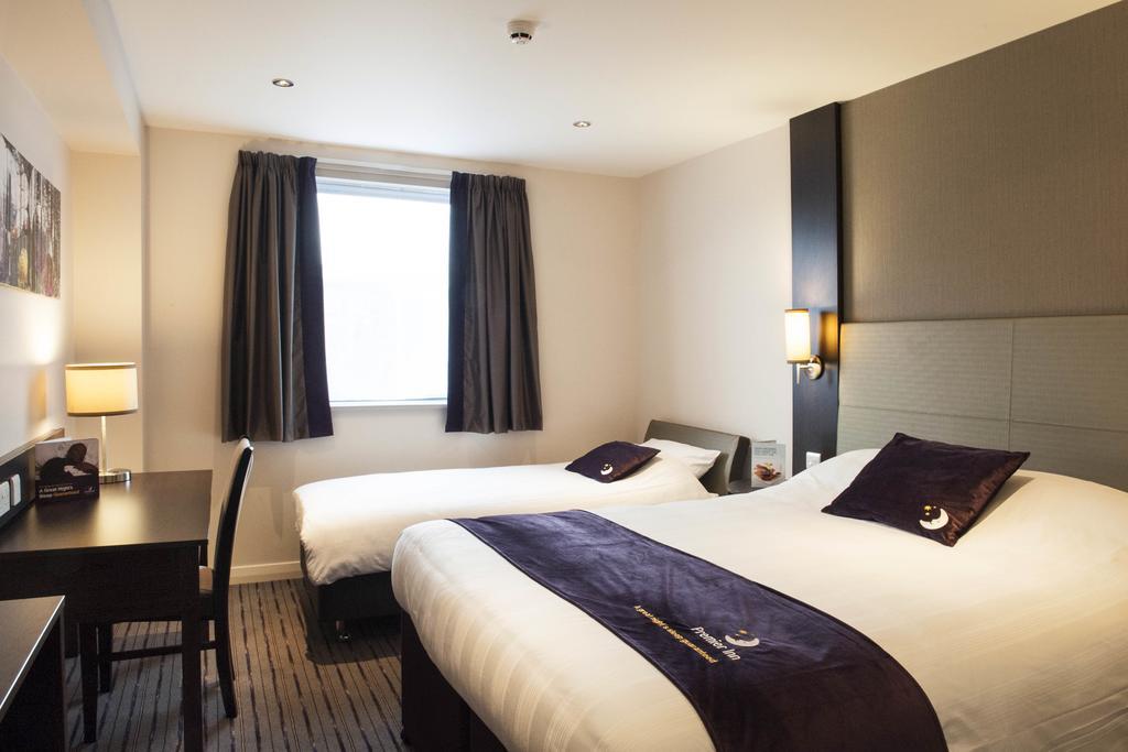 Premier Inn Oldham - Broadway Exterior foto