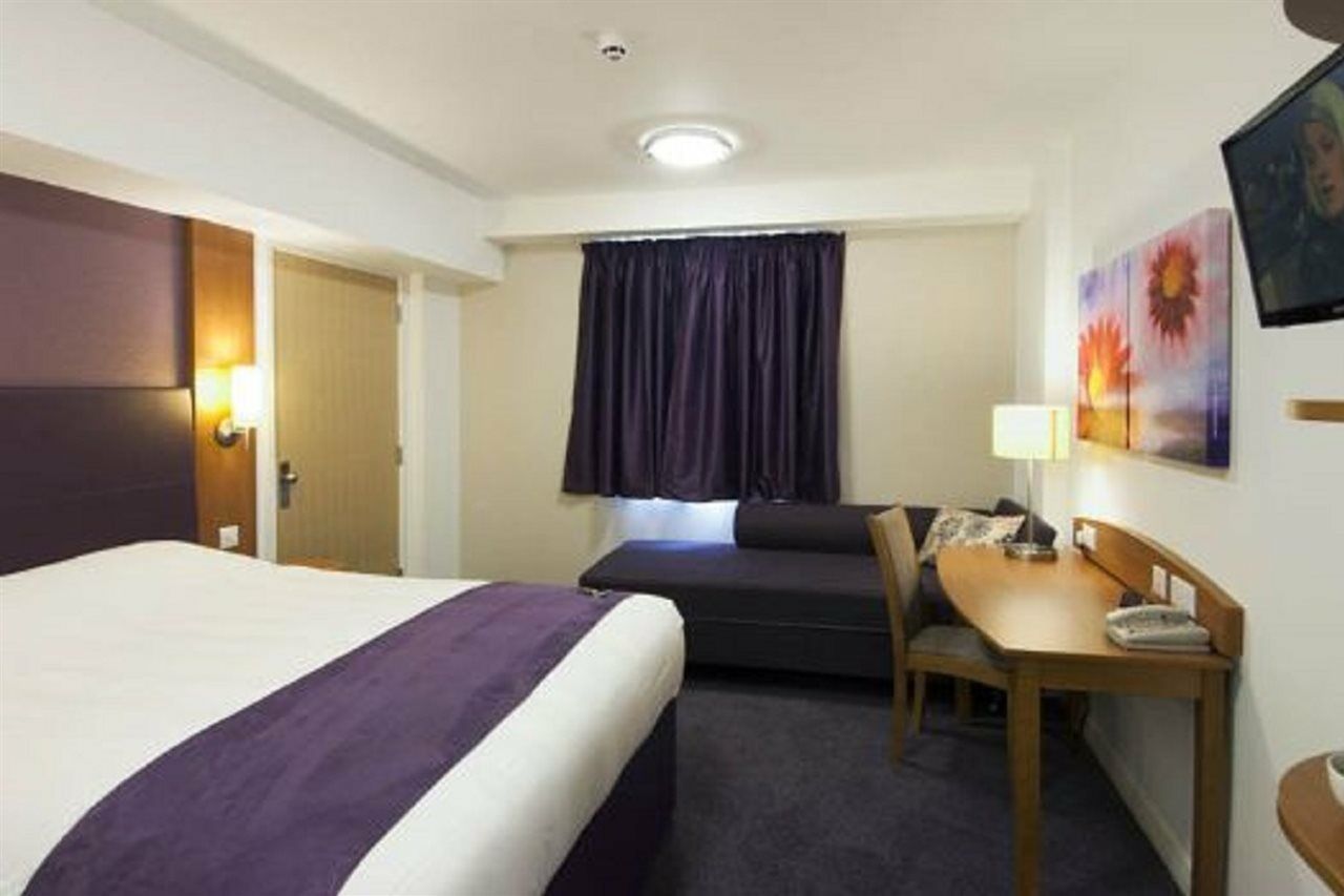 Premier Inn Oldham - Broadway Exterior foto